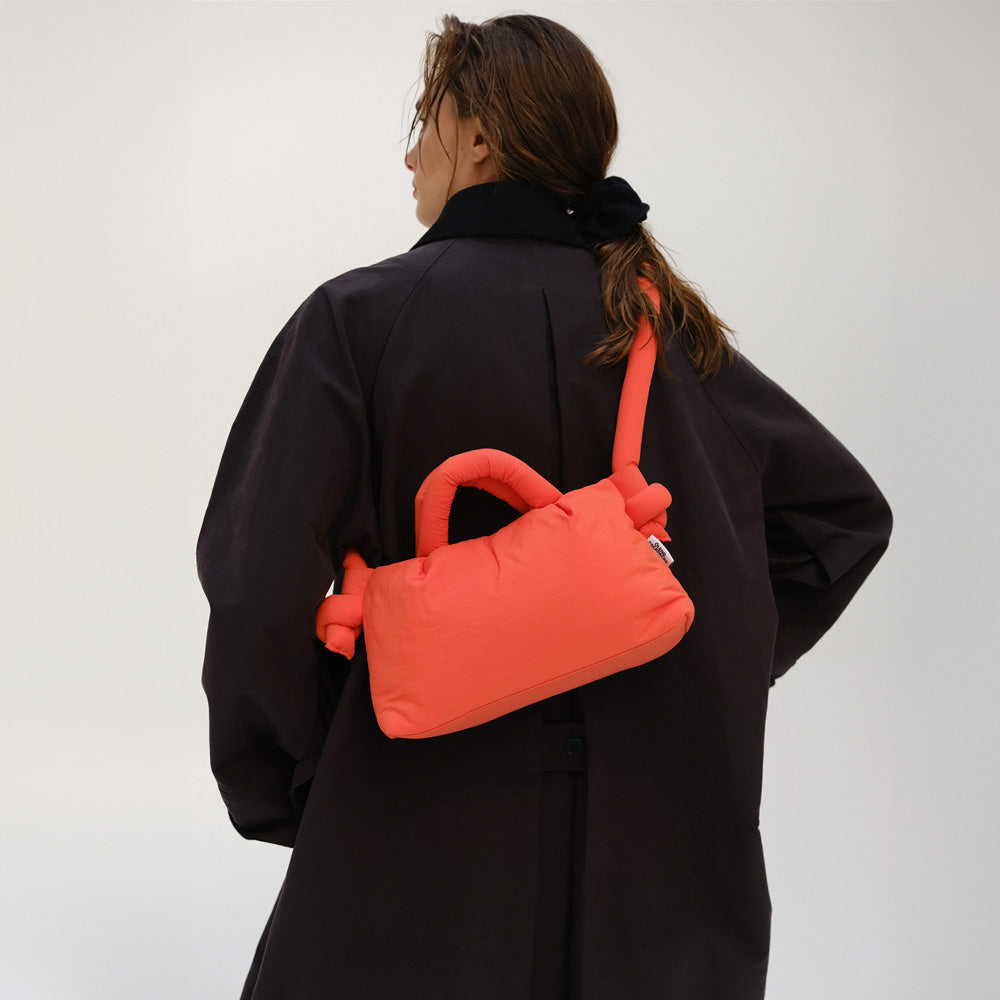 必要な小物がすべて入るので、ちょっとした外出にちょうどいいサイズの