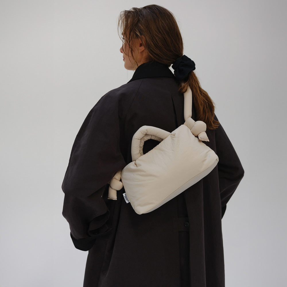 必要な小物がすべて入るので、ちょっとした外出にちょうどいいサイズの