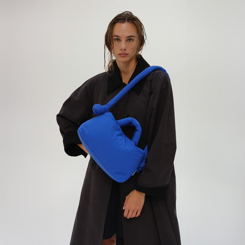 必要な小物がすべて入るので、ちょっとした外出にちょうどいいサイズの