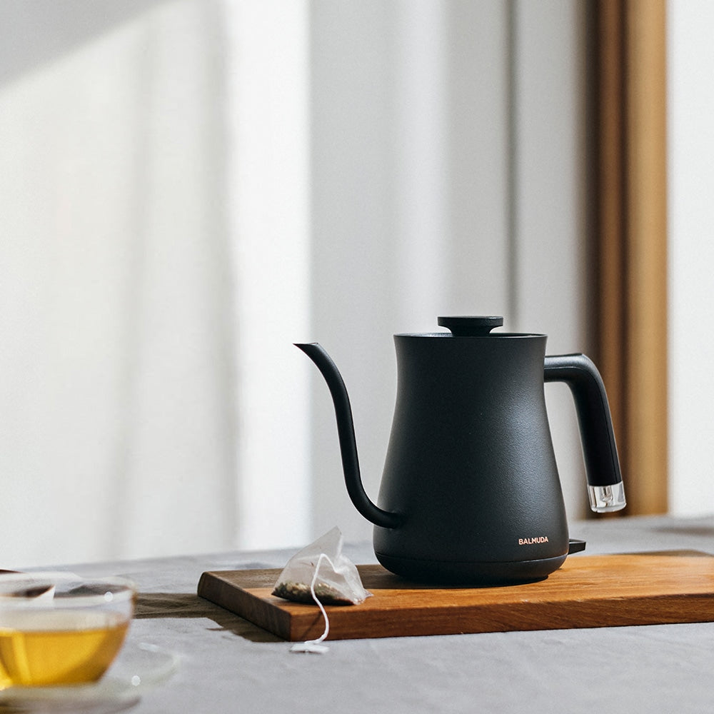小さくて美しい電気ケトル BALMUDA The Pot – MAG. online shop