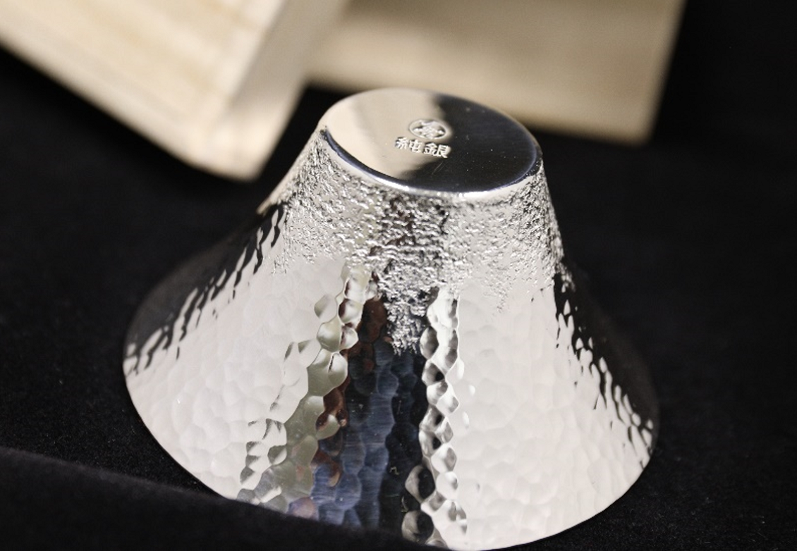 純銀製ぐい呑み（富士山型） – 森銀オンラインショップ