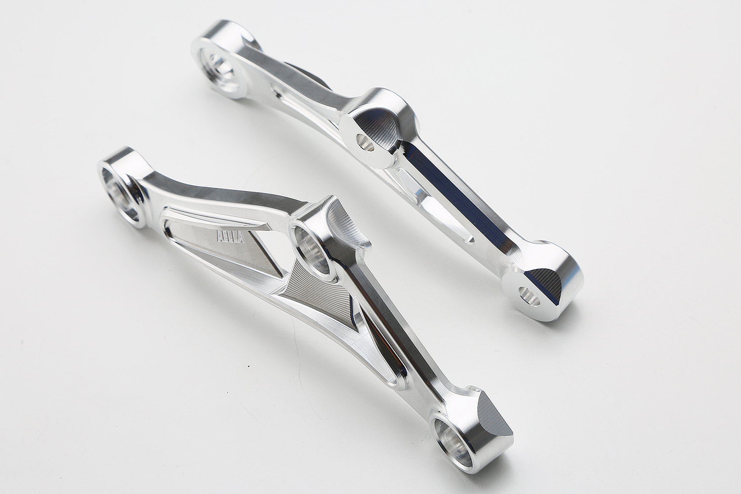 エンジンハンガー・ロア in VibraTech (Kawasaki Z900RS) | AELLA