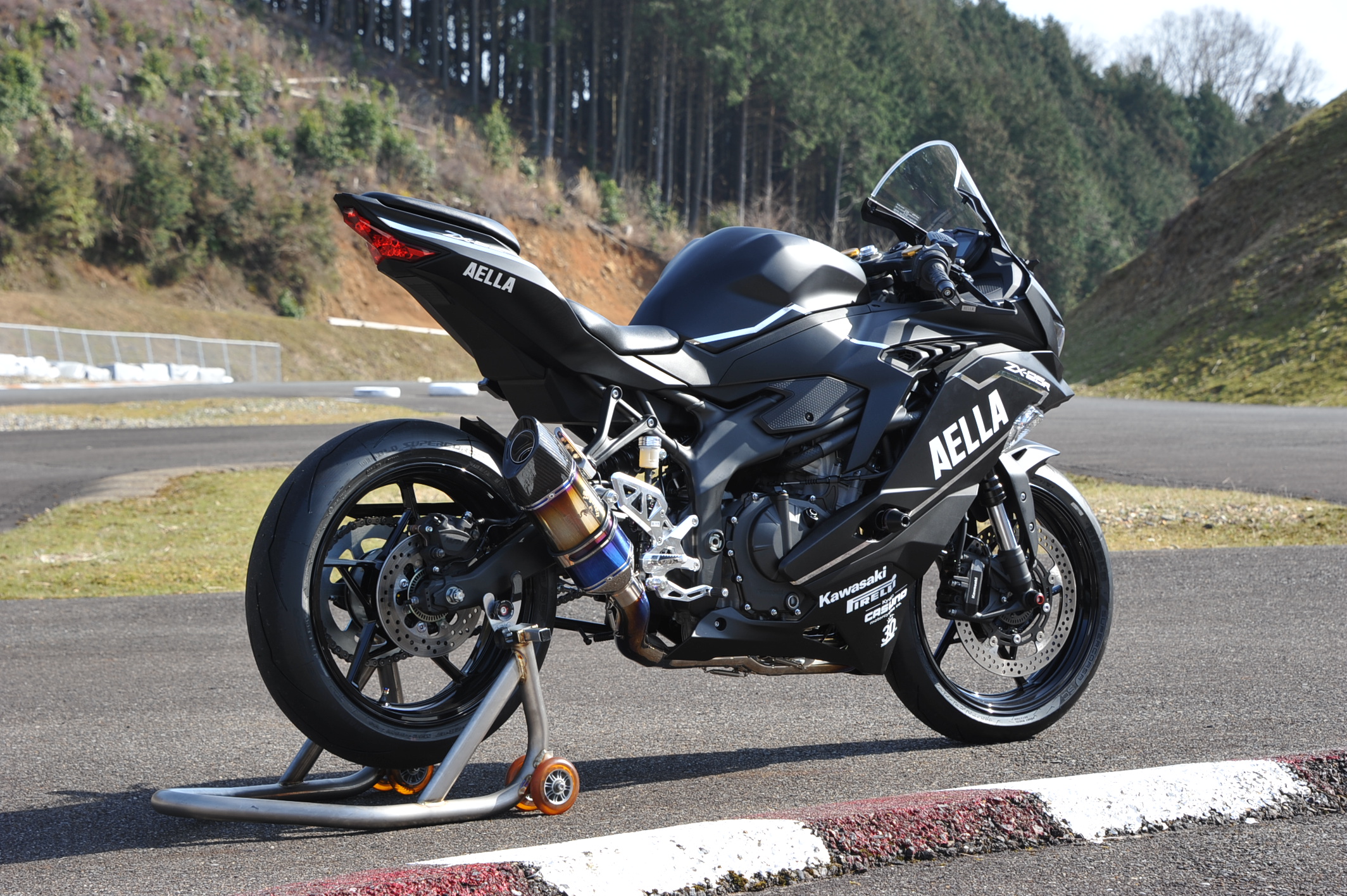 リアルスペックマフラー(Kawasaki Ninja ZX-25R)チタングラデーション