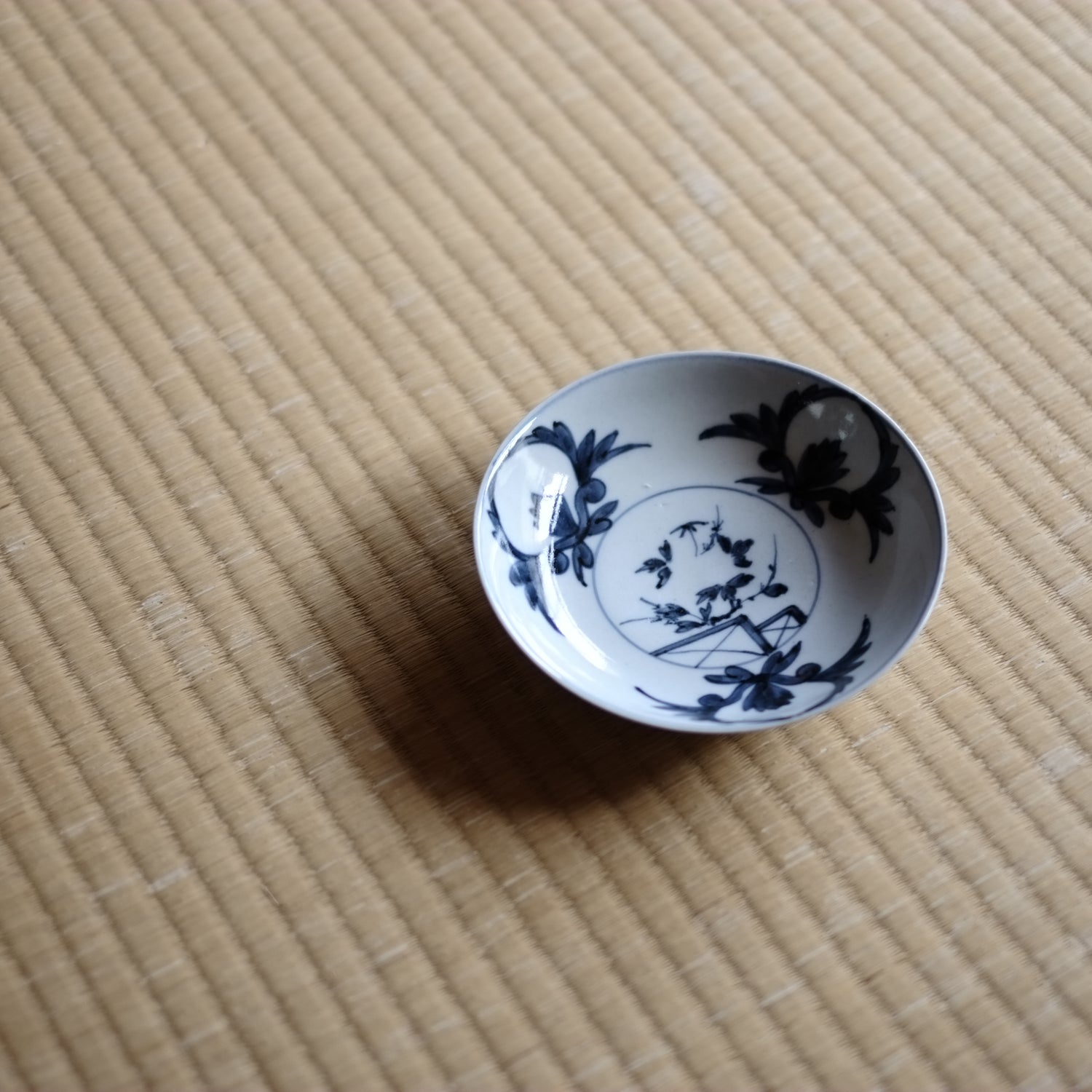 時代 花草紋染付皿 (江戸時代) – 逢季荘