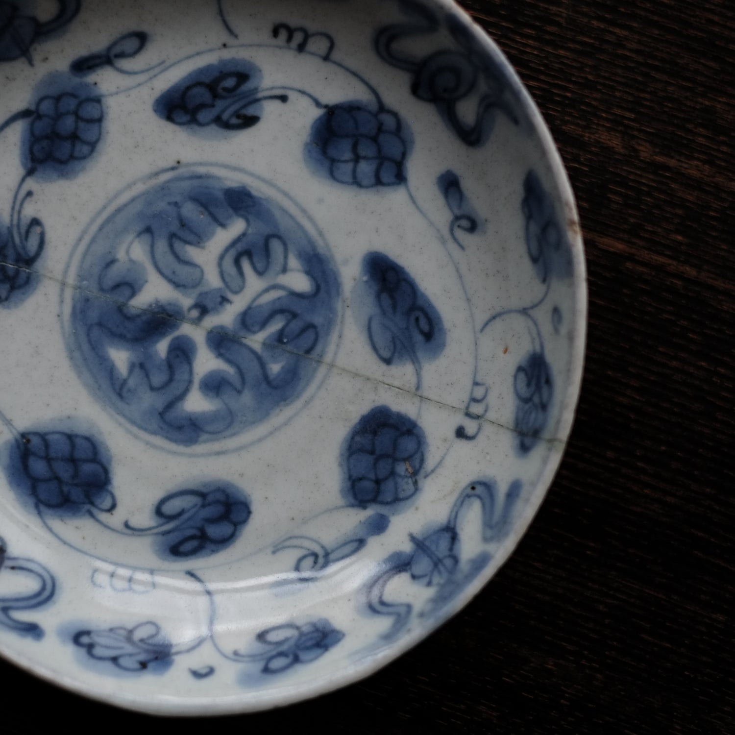 古染付 花唐草文 青花平皿(明朝末期) – 逢季荘