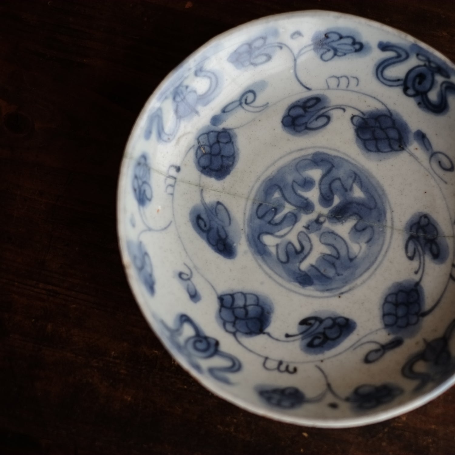 古染付 花唐草文 青花平皿(明朝末期) – 逢季荘