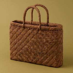 戸田寒風さんの山ぶどう籠バッグ 交差網代編み平型: ファッション