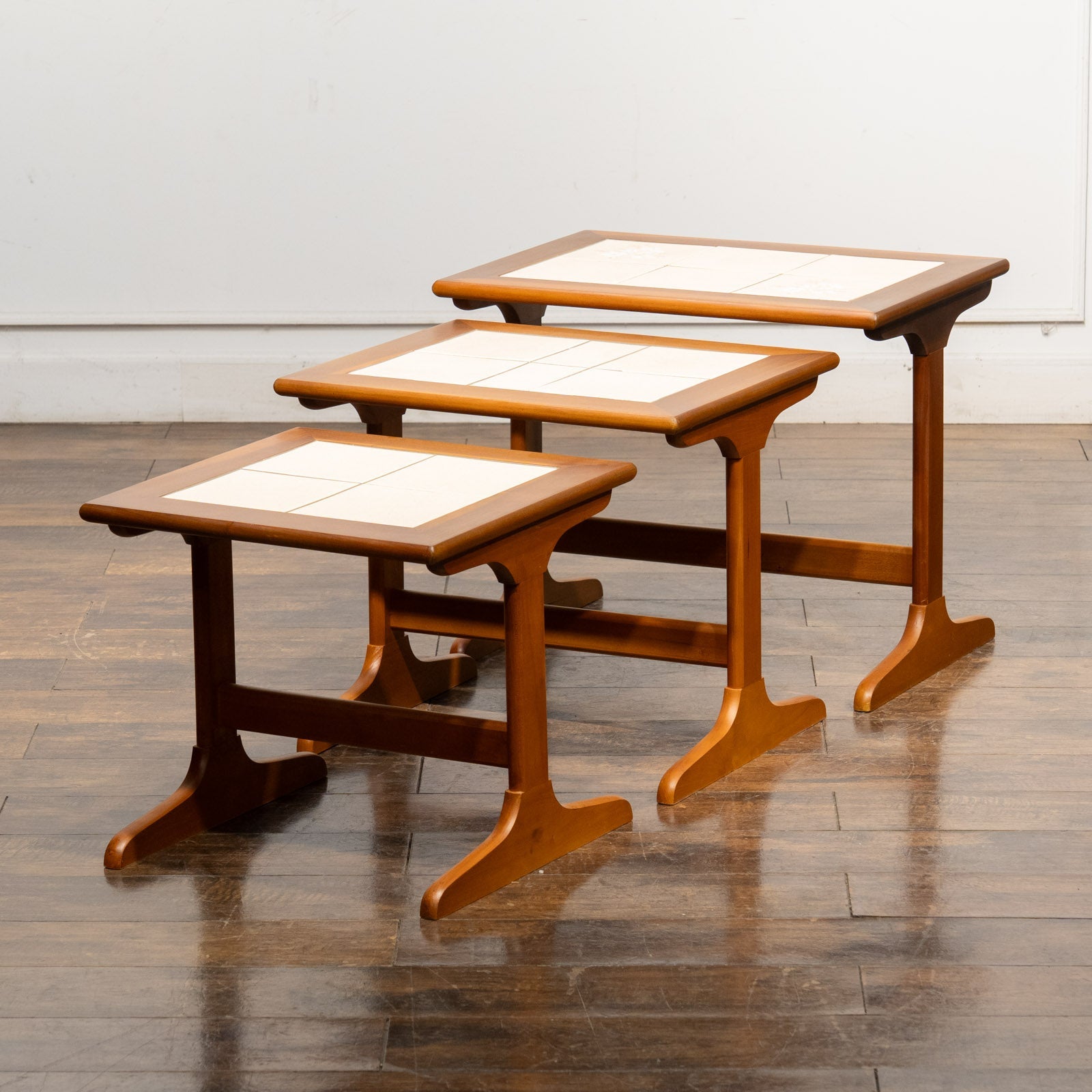 趣のある花模様のタイル天板が素敵 タイルトップ 3段 ネストテーブル