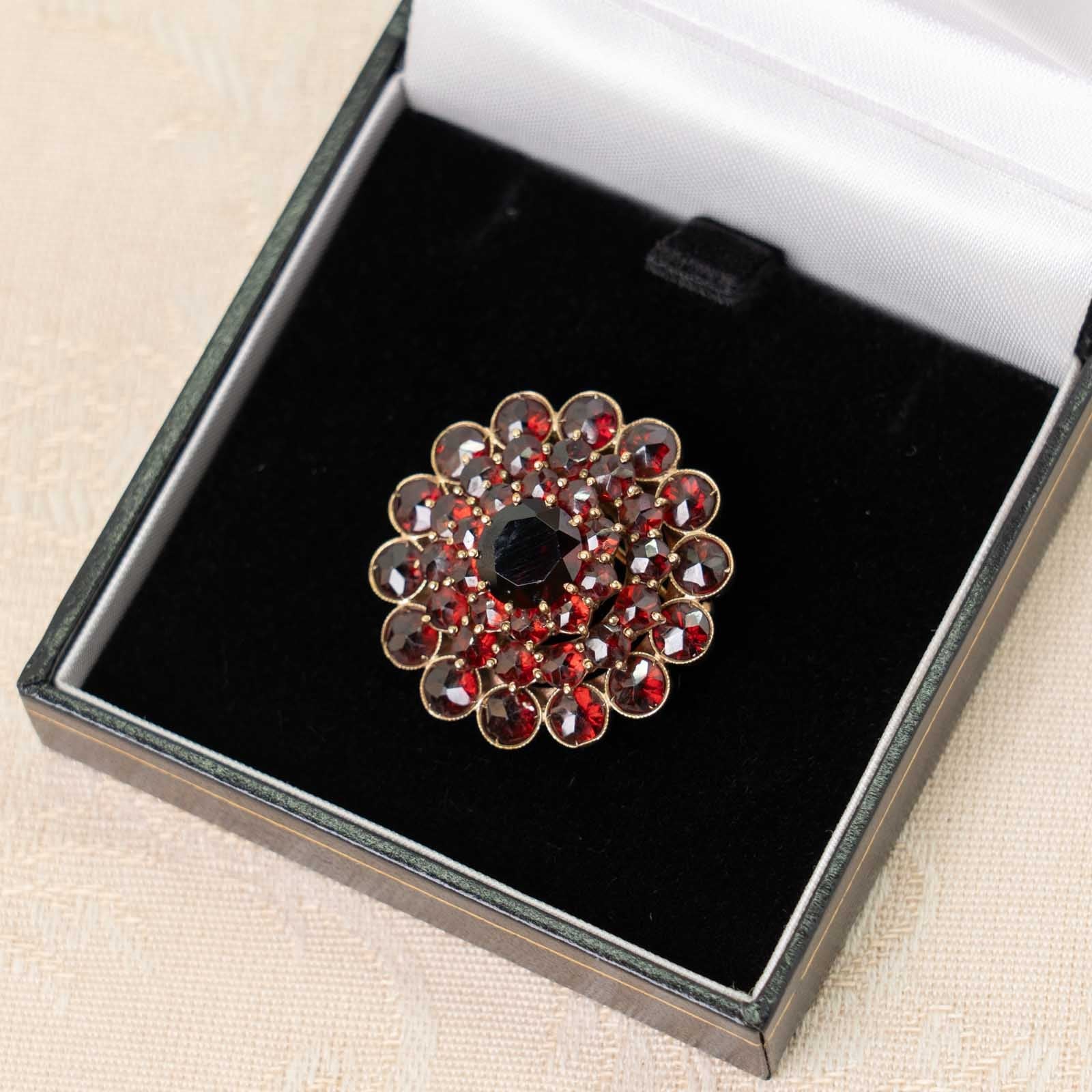 深く濃いボヘミアンガーネットが赤く輝く ヴィクトリアン アンティーク