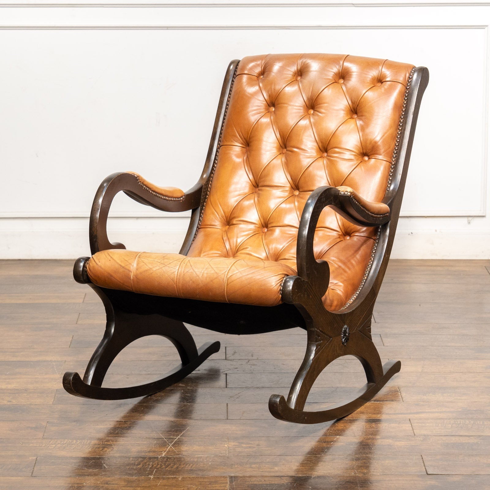 滑らかなフレームに上質なレザーで高級感ある佇まい チェスター