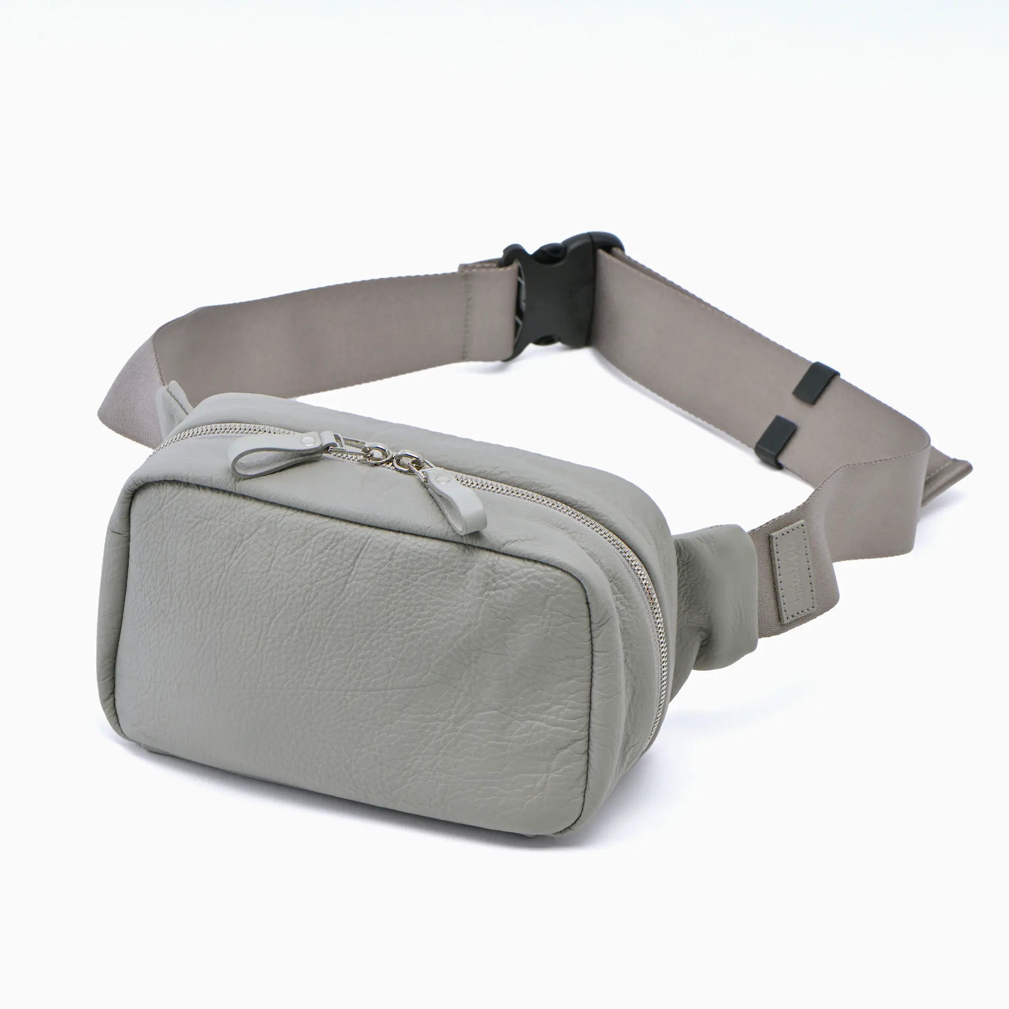 コンパクトレザーボディバッグ｜撥水レザー ×コンパクト×高機能カメラ