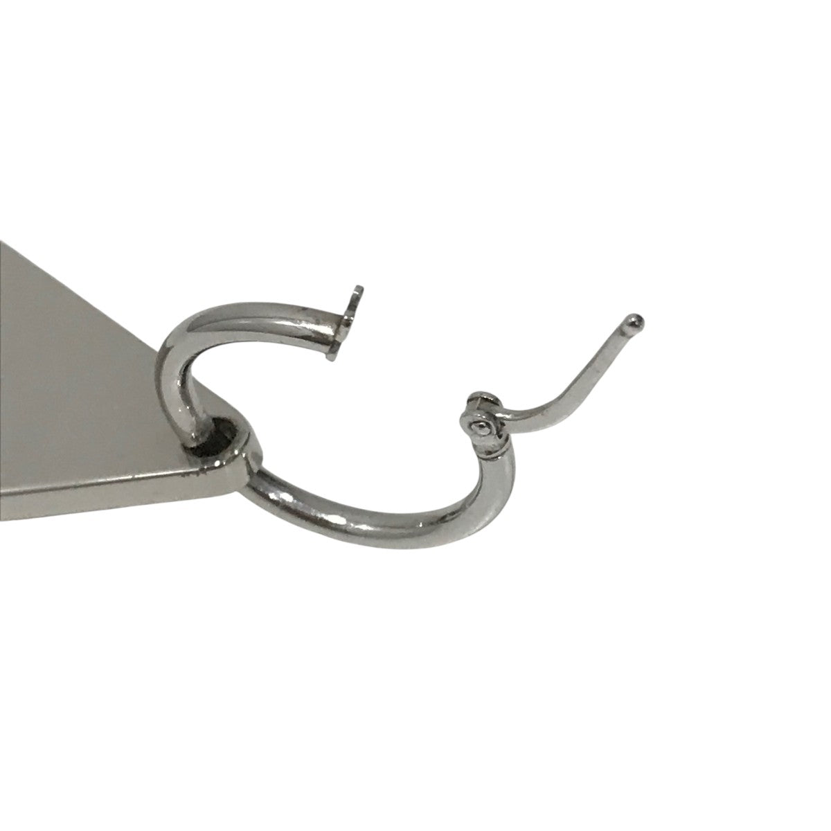 PRADA(プラダ) トライアングル ロゴ プレート ピアス ブラック｜【公式