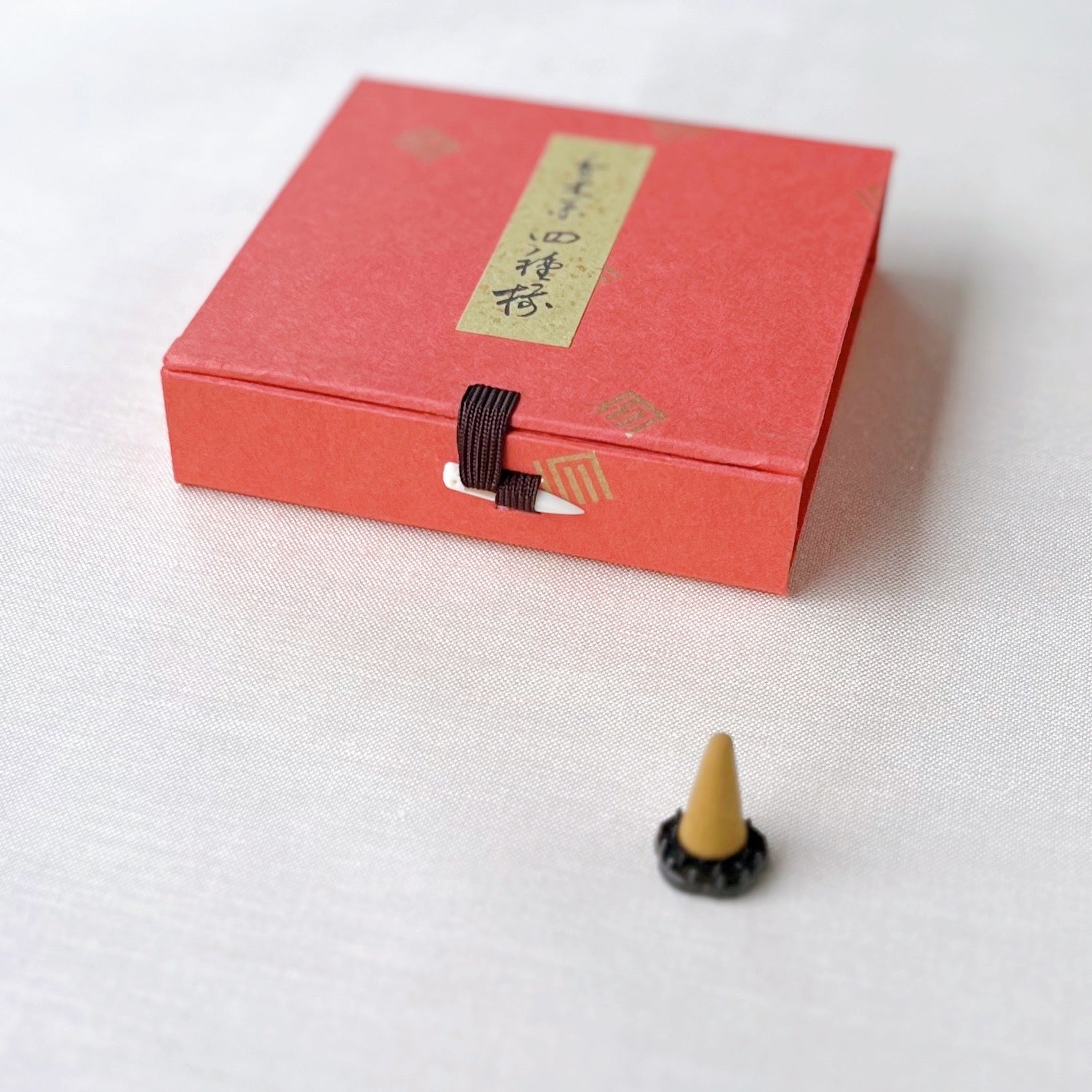 香木系四種揃 円錐型 香台付 – 香十オンラインショップ