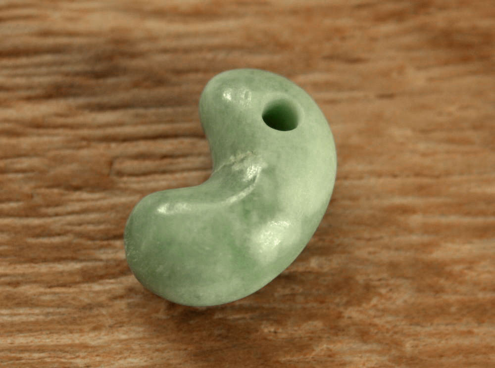 楽天市場】糸魚川翡翠勾玉 M09454 日本ヒスイ鉱業 制作 20mm*13mm*7mm