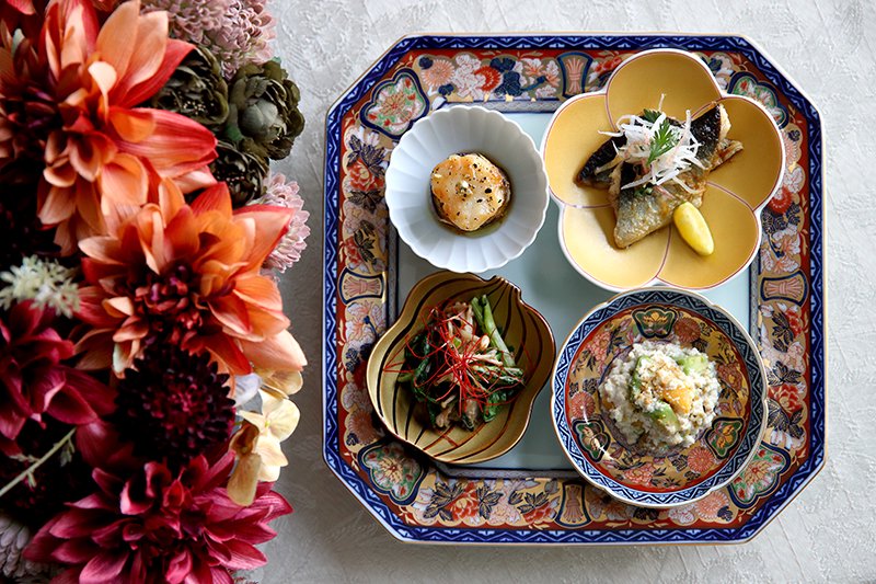 極錦金彩古伊万里様式【八角盛皿・小】 木箱入｜有田焼なら賞美堂本店