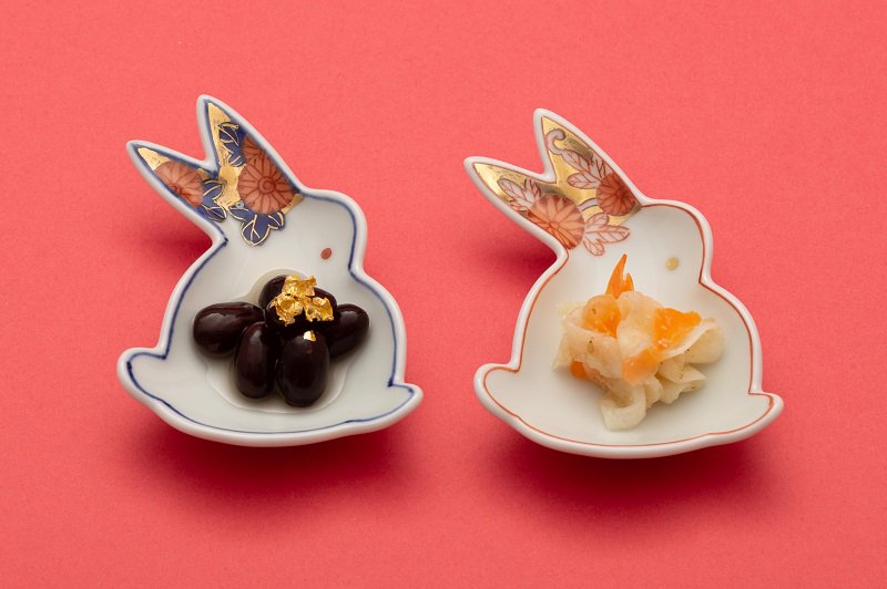 うさぎ型豆小皿 【赤・青 2枚セット】｜有田焼なら賞美堂本店