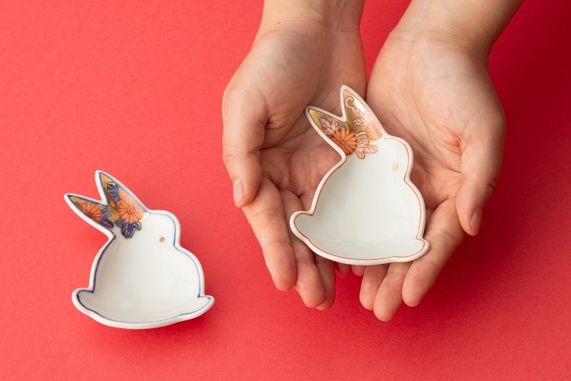 古伊万里様式 【うさぎ型豆小皿(青)】｜有田焼なら賞美堂本店