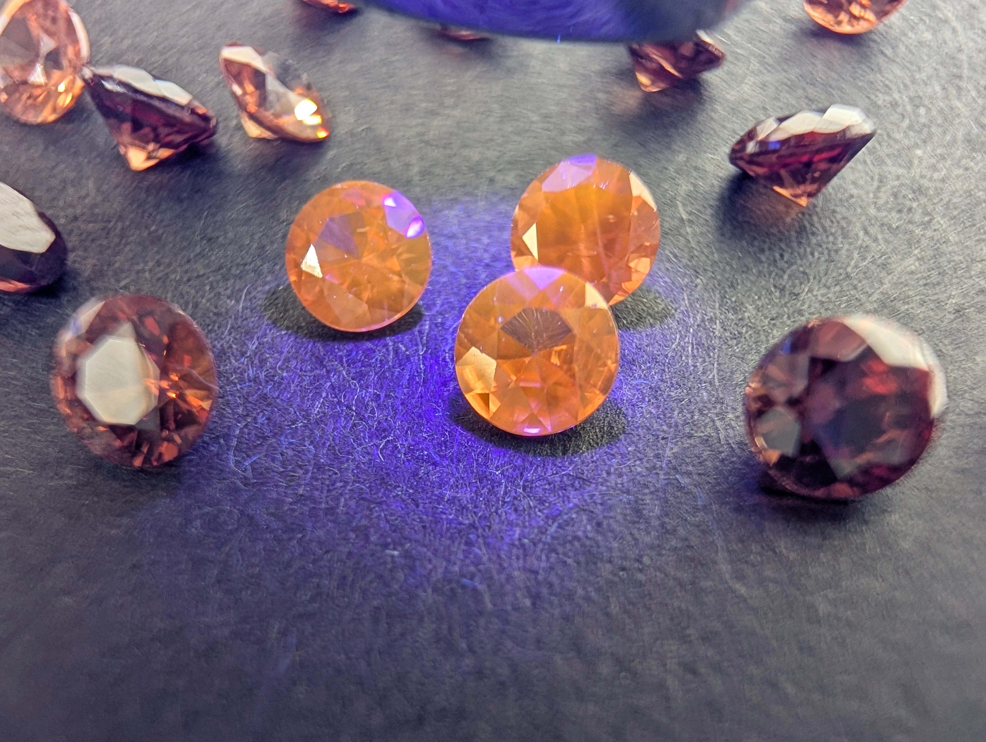 東洋ルース ONLINE SHOP💎💡蛍光あり✨ギラギラ✨ブラウンジルコン【1