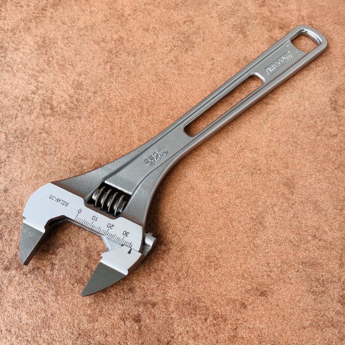 日本に1台しか存在しない希少車が！＆薄口アジャスタブルレンチ