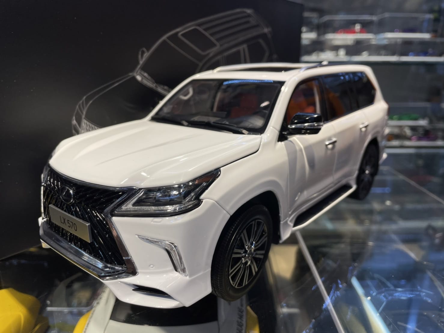 LCD Model Lexus LX570 White LCD18010-WH 1/18
