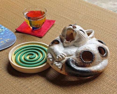 信楽焼 蚊取り 線香入れ 寝 猫 蚊遣り器 マット付 おしゃれ かわいい