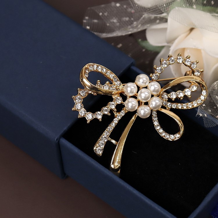 ブローチ おしゃれ リボンデザインパール 結婚式 入学式 卒業式