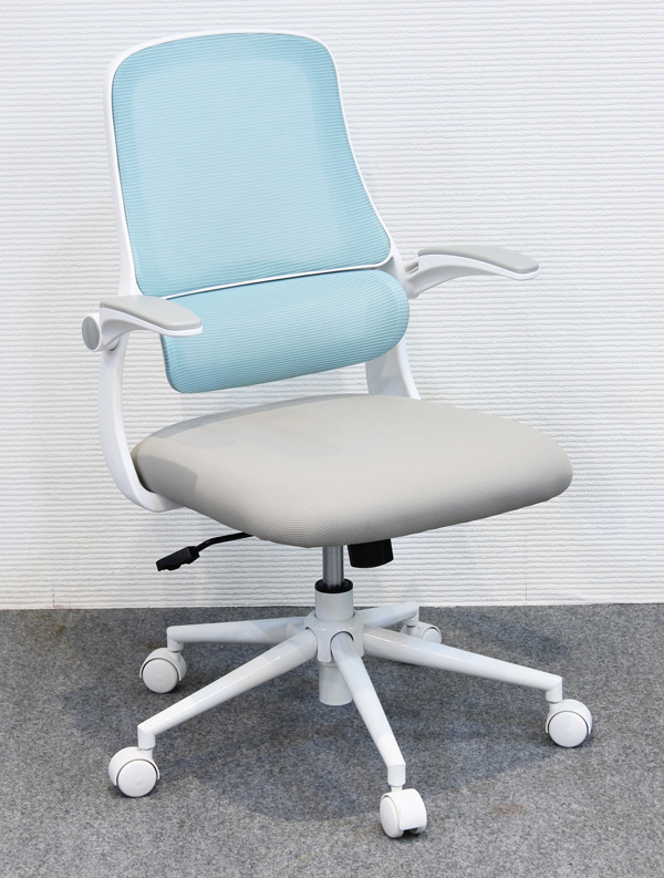デスクチェア メッシュ張り跳ね上げ肘付きオフィスチェアー ブルー色