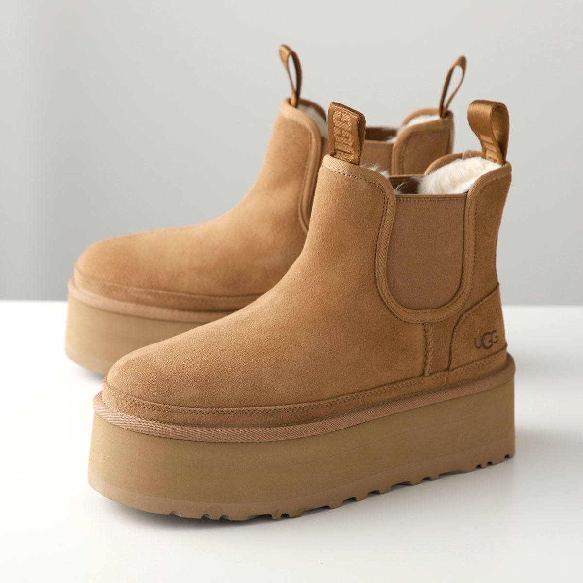 UGG（アグ） ムートンブーツ Neumel Platform Chelsea ニューメル