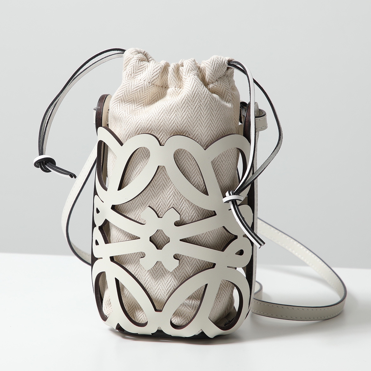 LOEWE（ロエベ） ショルダーバッグ ANAGRAM CUT OUT POCKET アナグラム