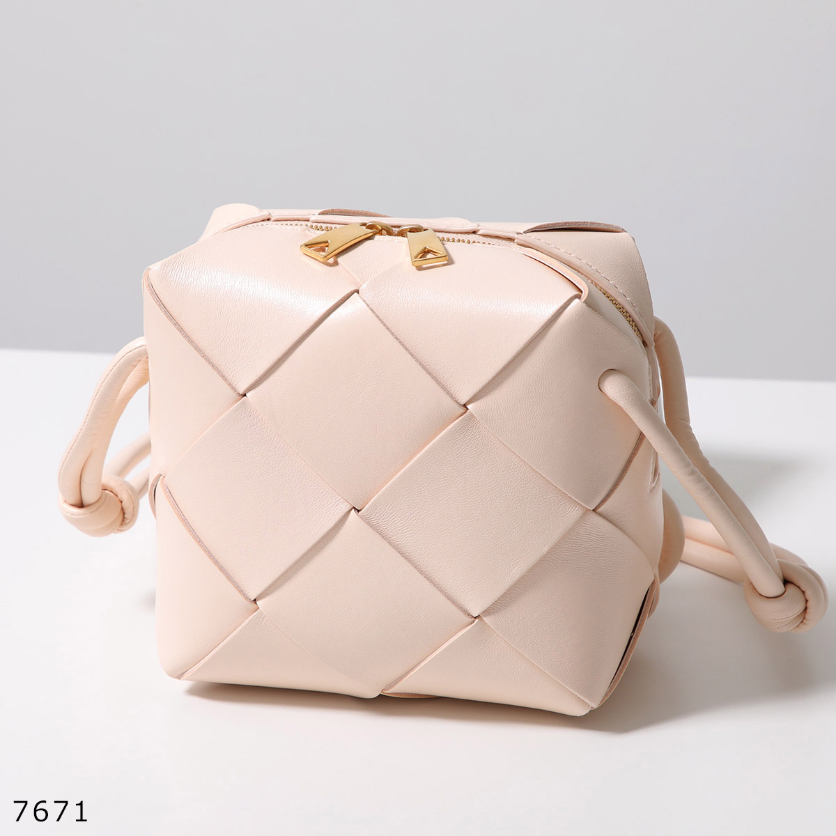 BOTTEGA VENETA（ボッテガ・ヴェネタ） ショルダーバッグ CASSETTE