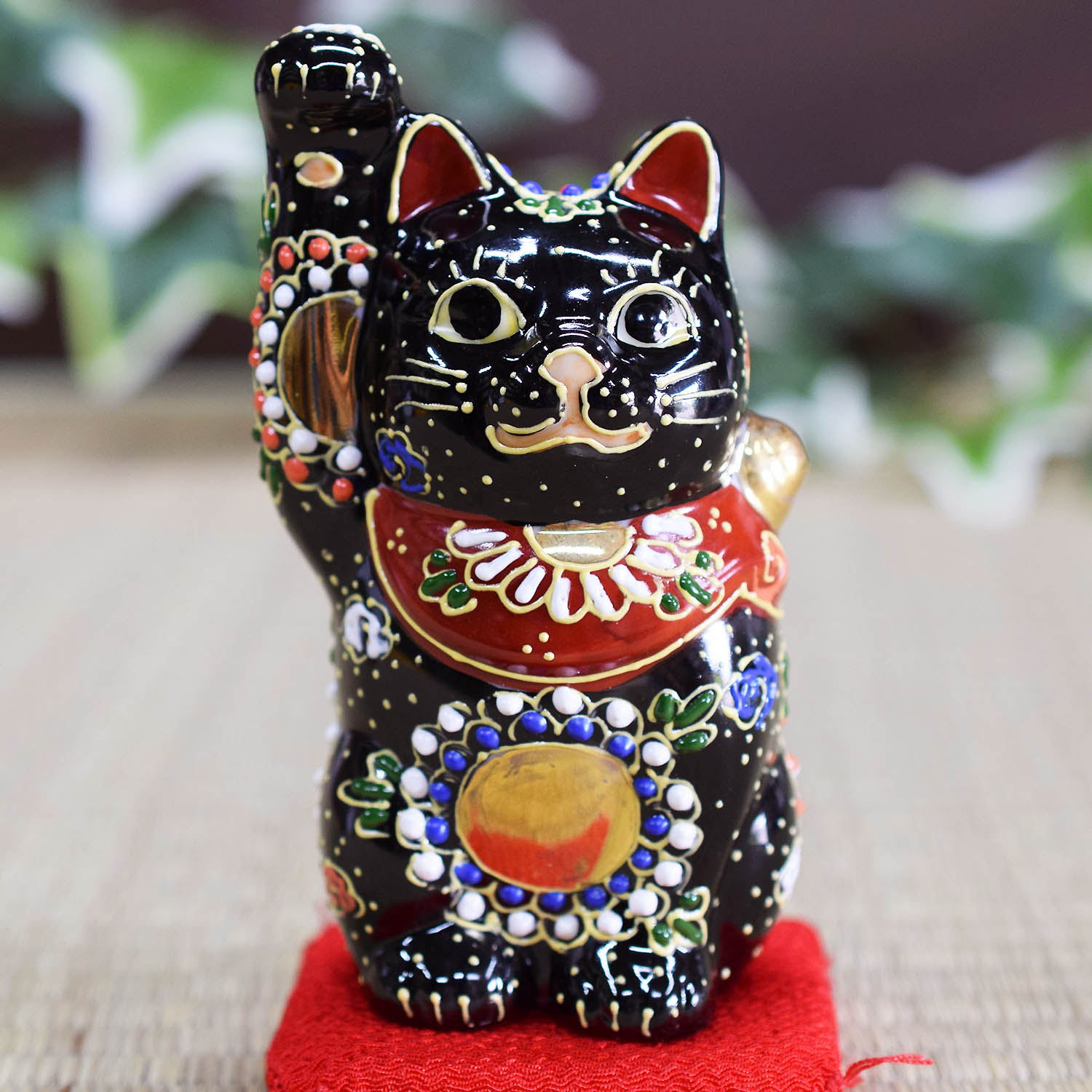 九谷焼 招き猫 置物 風水 左手 招き猫 黒盛 座布団付 爆買 : 和座