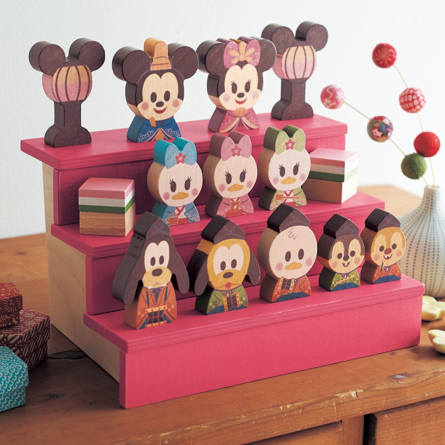 コンパクトで可愛い！ディズニーデザインのひな人形と一緒にひな祭りを
