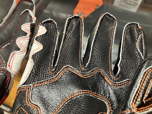 マイナーチェンジしての入荷です！！HYOD レーシンググローブ