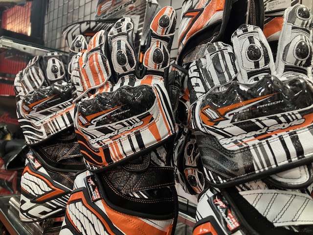 マイナーチェンジしての入荷です！！HYOD レーシンググローブ