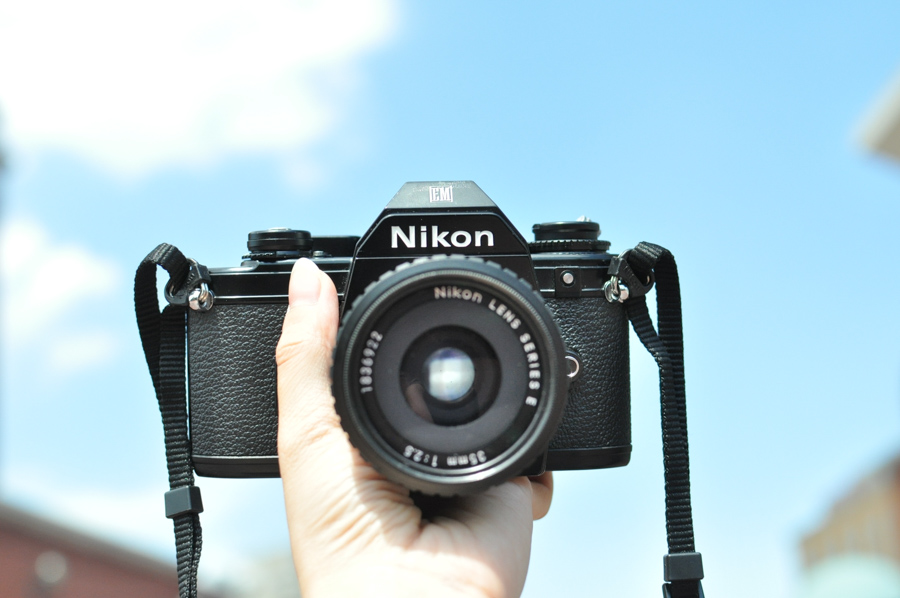 フィルム初心者や、ぶらぶら歩きのお供に。コンパクトなフィルム一眼