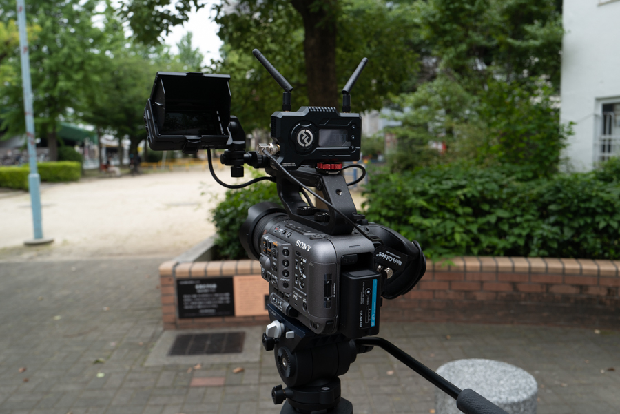 屋外で「Hollyland MARS 400S PRO」を使って映像をワイヤレス伝送して
