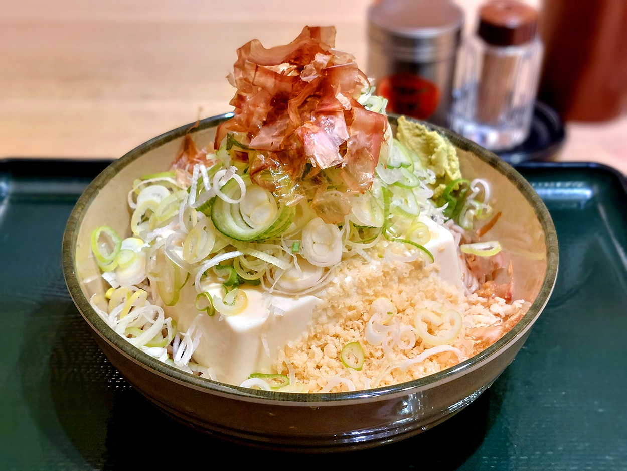 箱根そば「豆腐一丁そば」のおすすめ食べ方！下北沢店で〈ネギ多め〉を