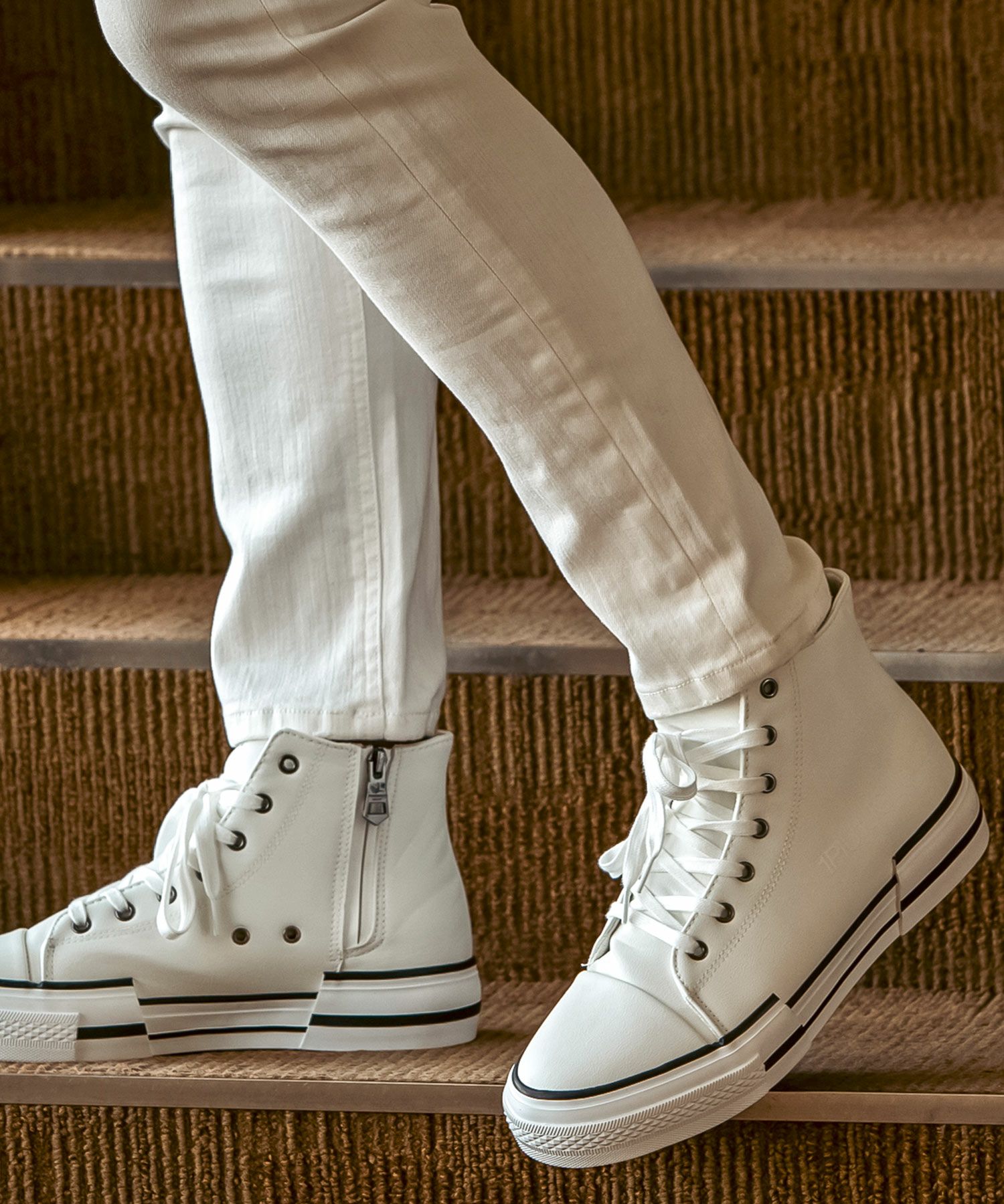 1PIU1UGUALE3 RELAX(ウノピゥウノウグァーレトレ リラックス)サイド