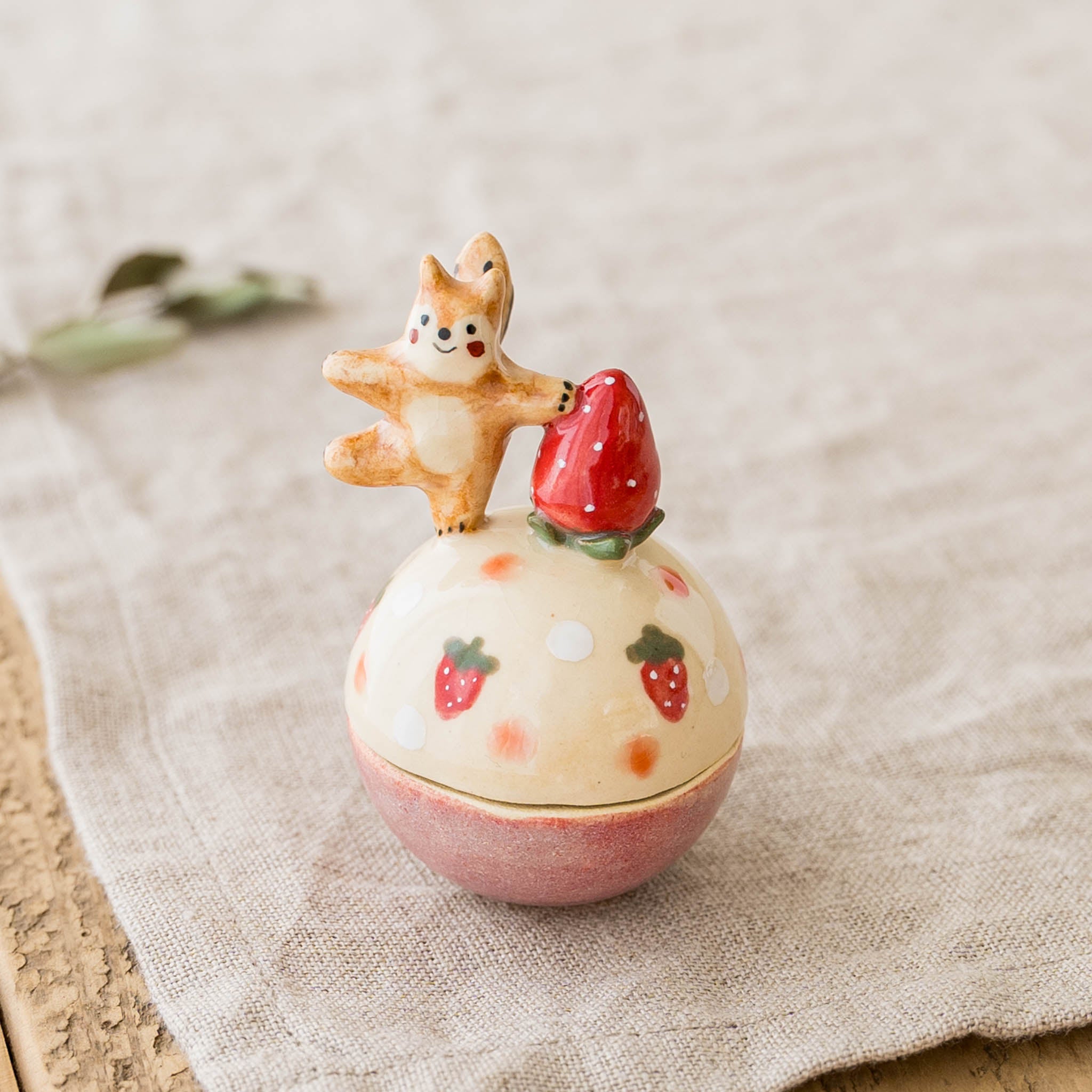 近藤佳寿子 リスの小物入れ いちご ｜作家もののうつわ通販 四季折折
