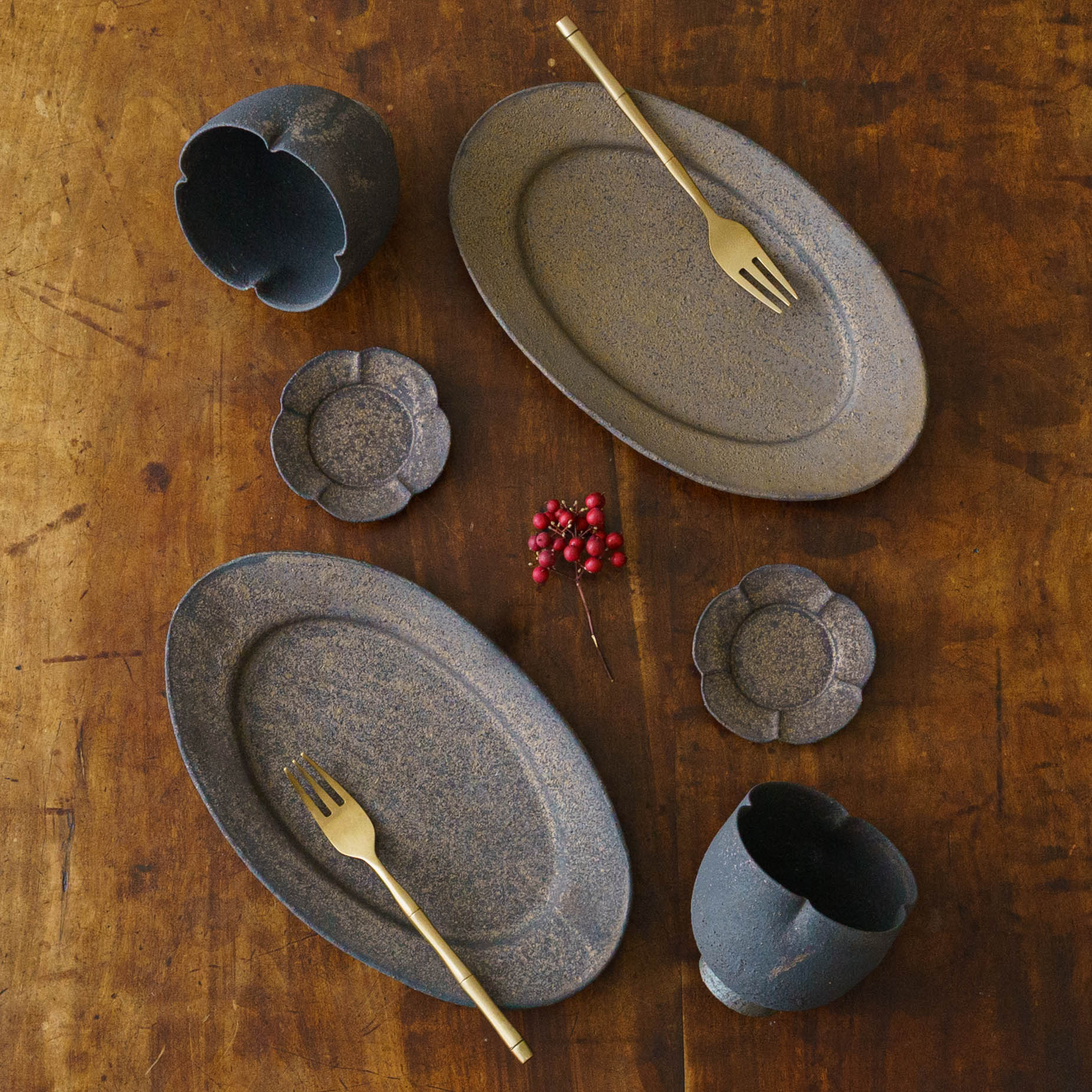 作家 冨部咲喜子 鉄釉 梅型豆皿｜作家もののうつわ通販 四季折折