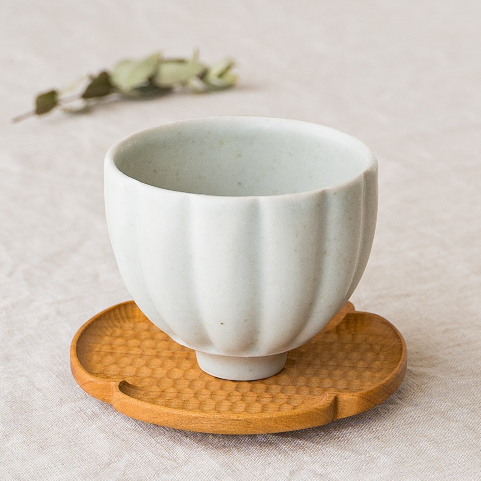 作家 若菜綾子 彫りフリーカップ 白｜作家もののうつわ通販 四季折折