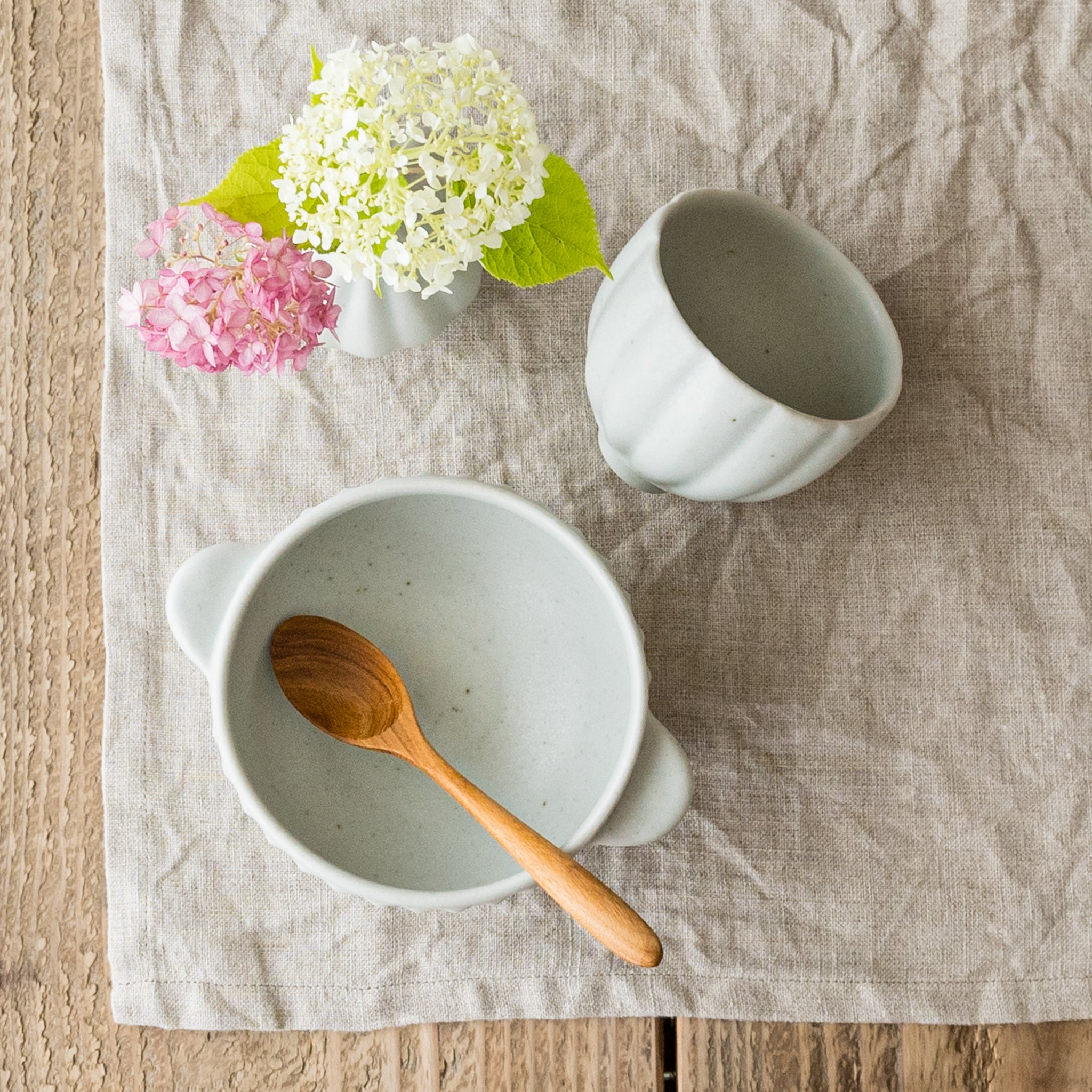 作家 若菜綾子 彫りフリーカップ 白｜作家もののうつわ通販 四季折折