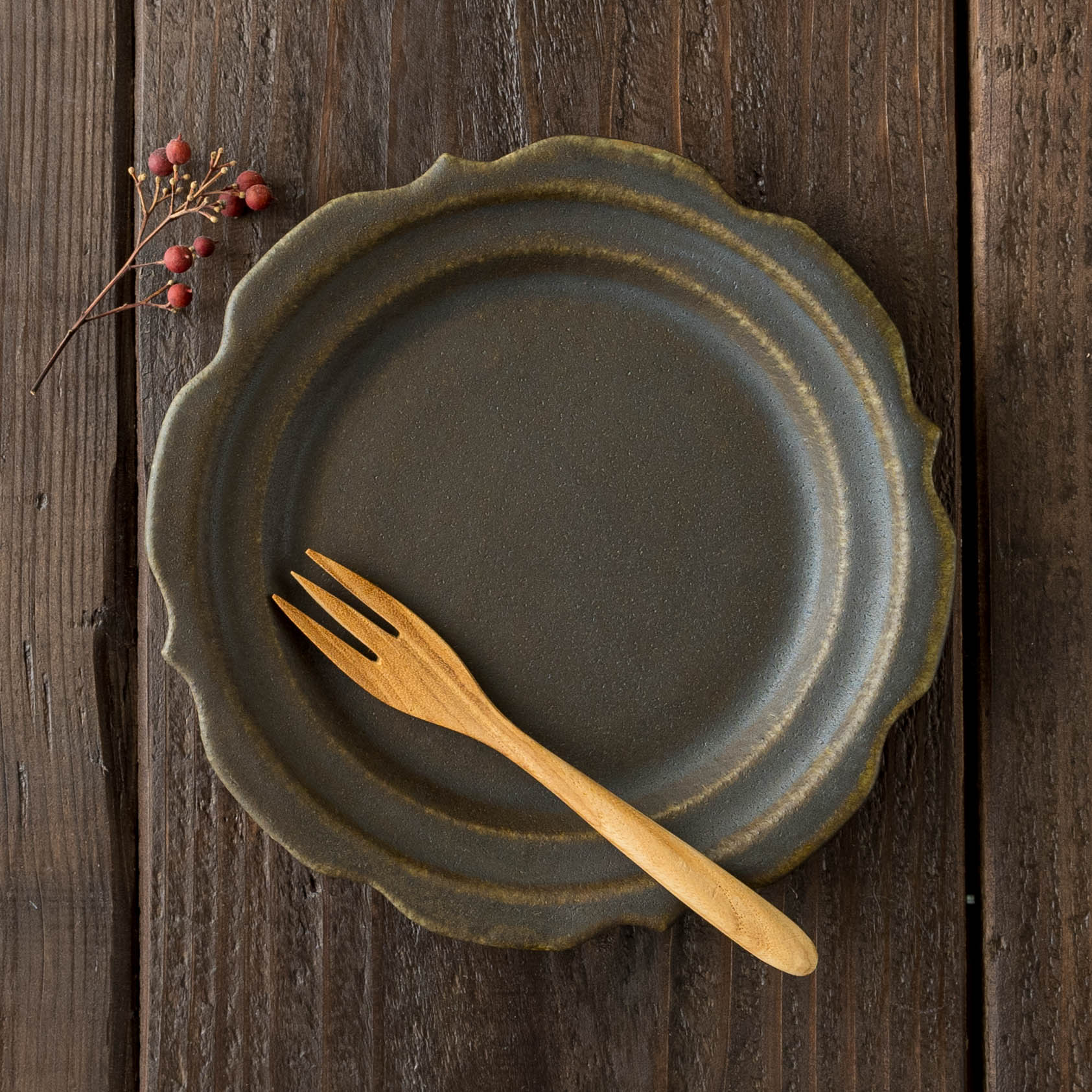 古谷製陶所 古谷浩一 サビ釉 彫刻皿6寸｜和食器通販 四季折折 – 四季折