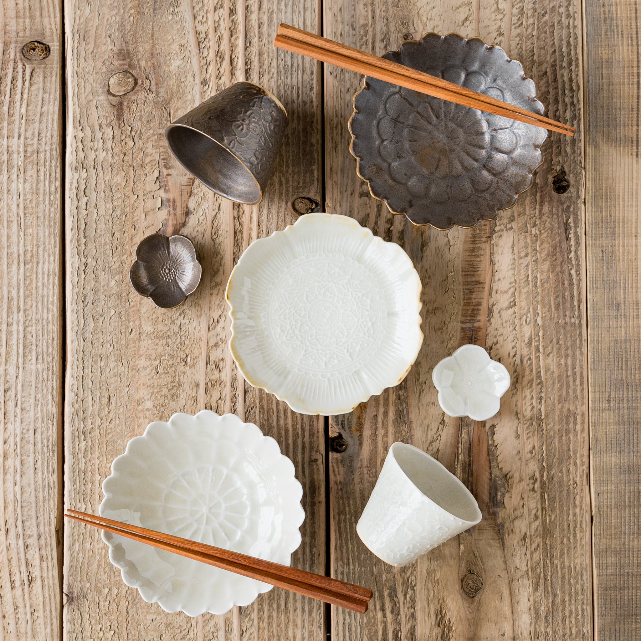 白山窯 山田正和 作 黄釉草花文 輪花大皿 共箱付 白山窯 山田正和 作