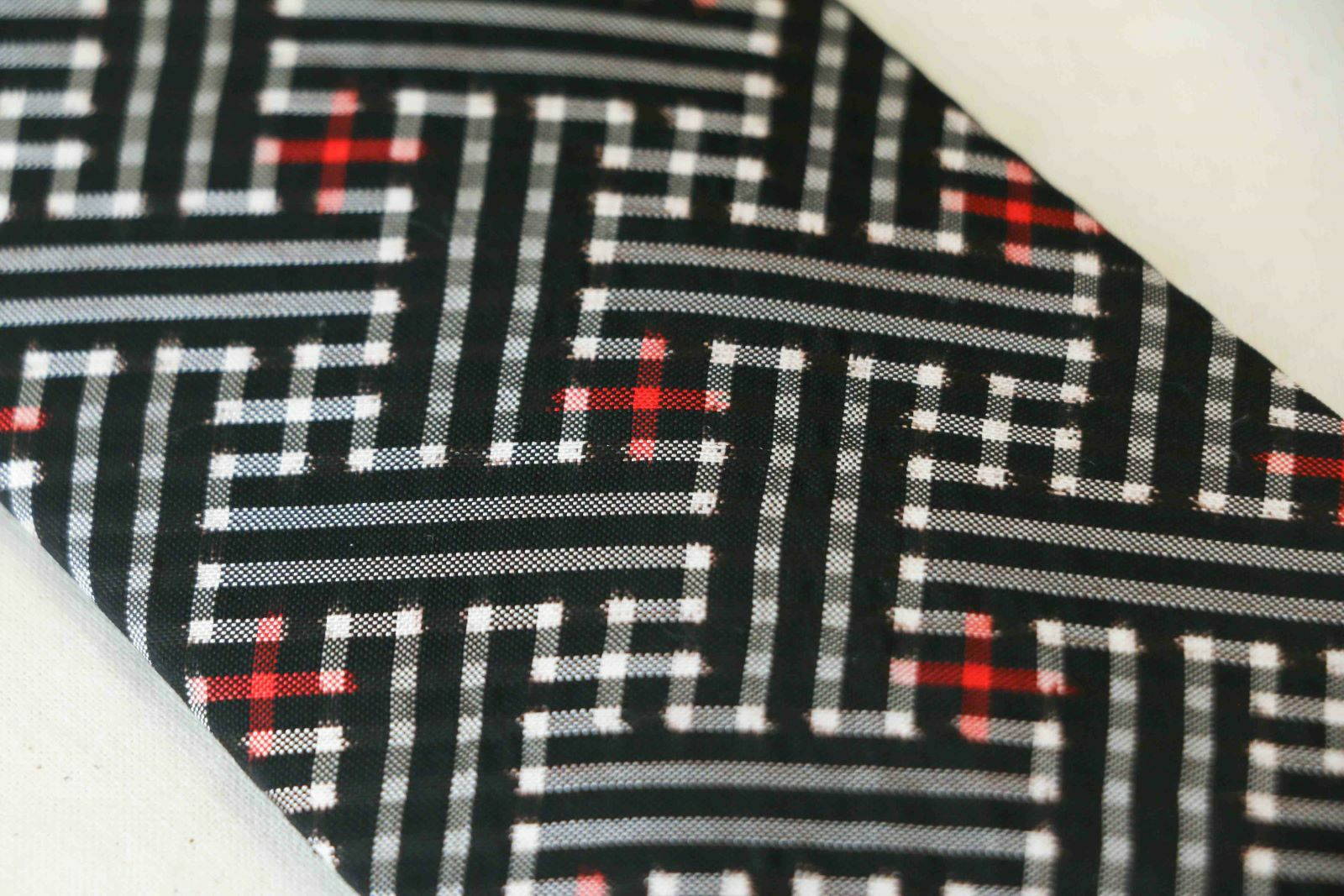 送料無料】興紬 大島紬ネクタイ 伝統柄（秋名バラ） | 奄美産直いっちば