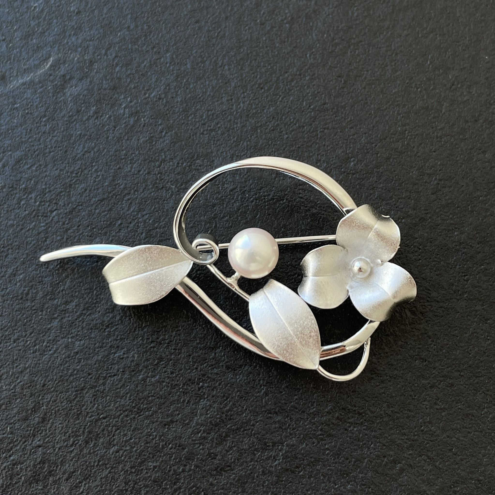 卒入園・卒入学式におすすめ アコヤパールブローチ/花と葉 – SHINYU