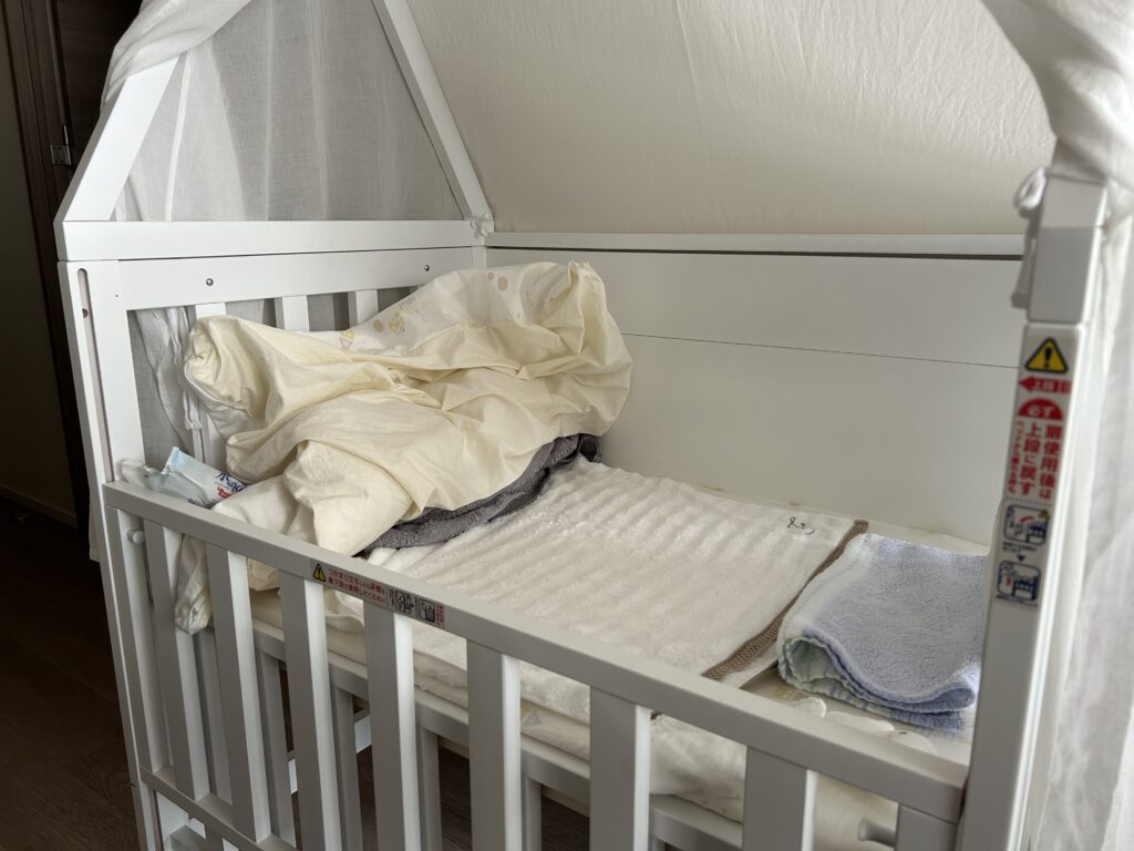 育児】ディモワ・ベビーベッドのご紹介＜可動・屋根付き・日本製＞