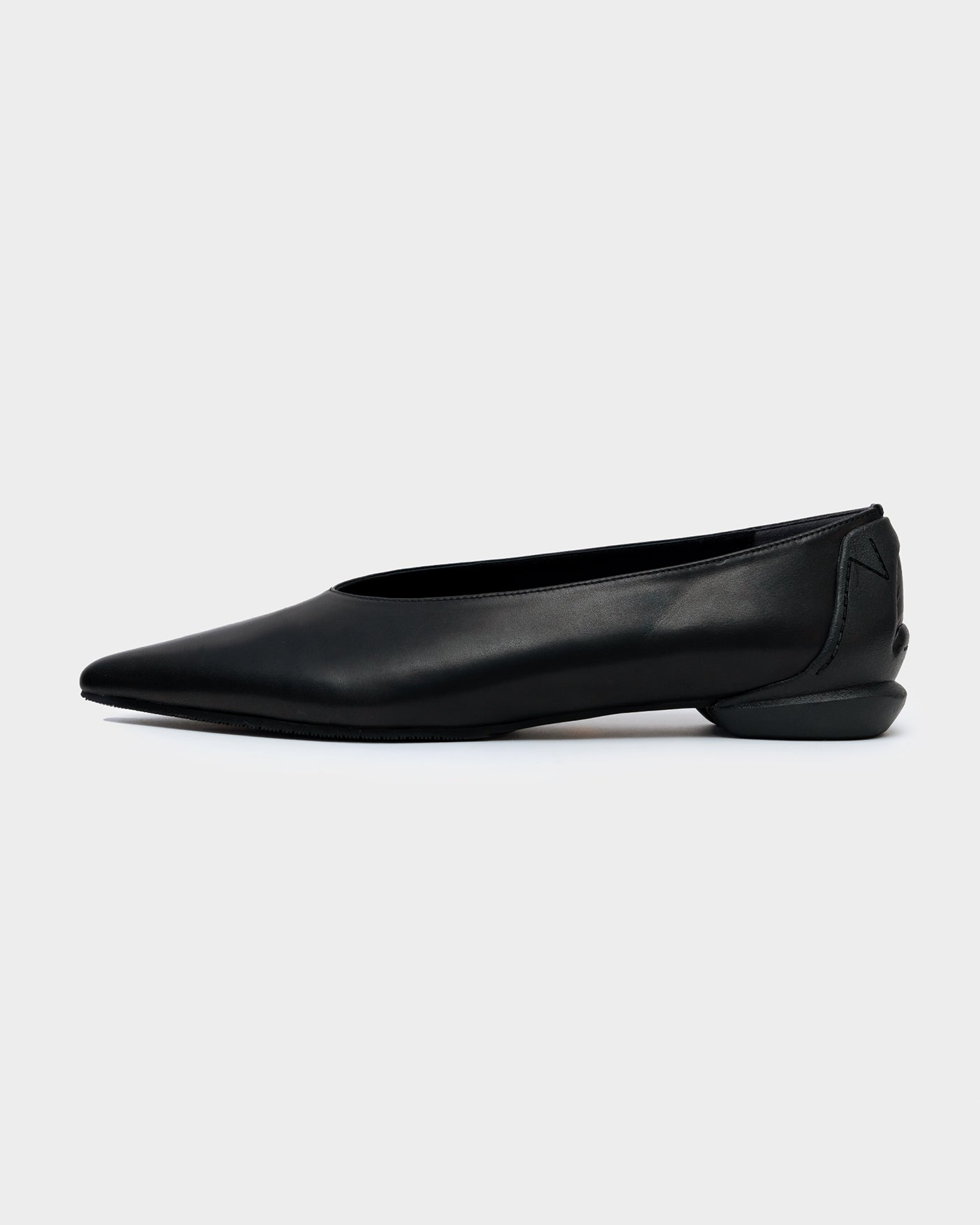 MM POINTED U PUMPS / BLACK – SHISEI