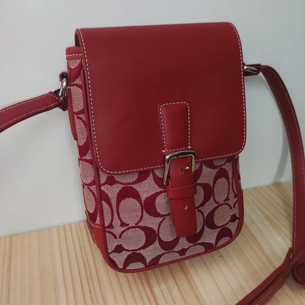 コーチの赤いショルダーバッグのベルトの端が切れてしまった | ブログ