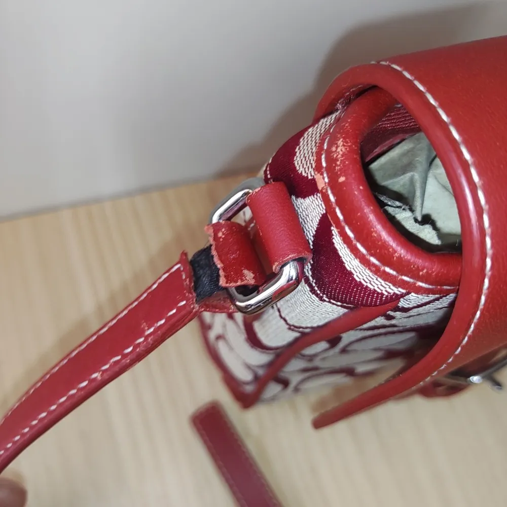 コーチの赤いショルダーバッグのベルトの端が切れてしまった | ブログ